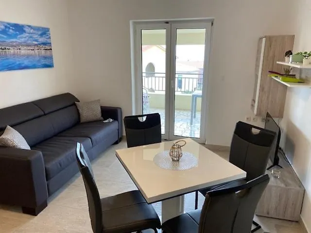 아파트 Apartmenthaus Novi*** 노비비노돌스키